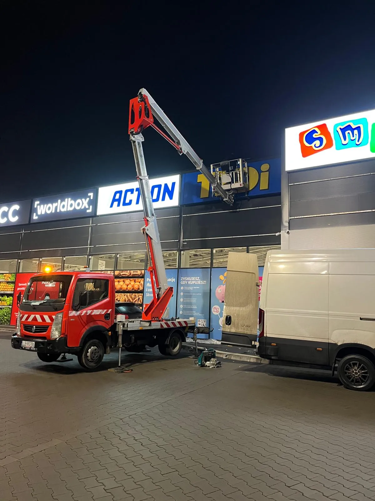 Prace wysokościowe podnośnikiem